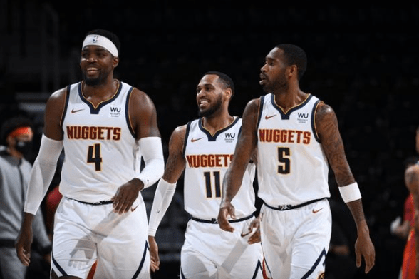 边后卫内收 边后卫内收